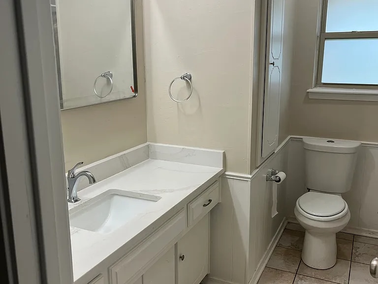 Building Photo - 1006 Tyler Ave NW