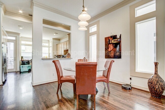 Building Photo - 1515 Hyde Park Blvd