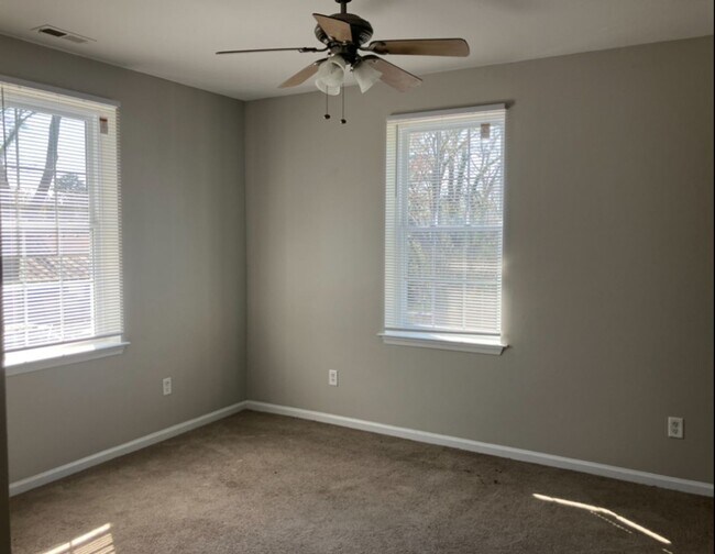 Building Photo - Three Bedroom Condo - Centrally Located Su...