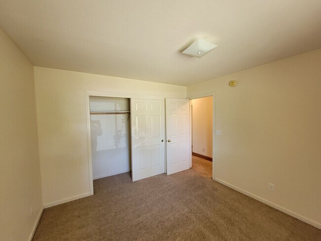 Building Photo - 3 Bedroom House Near Schools and Hiking