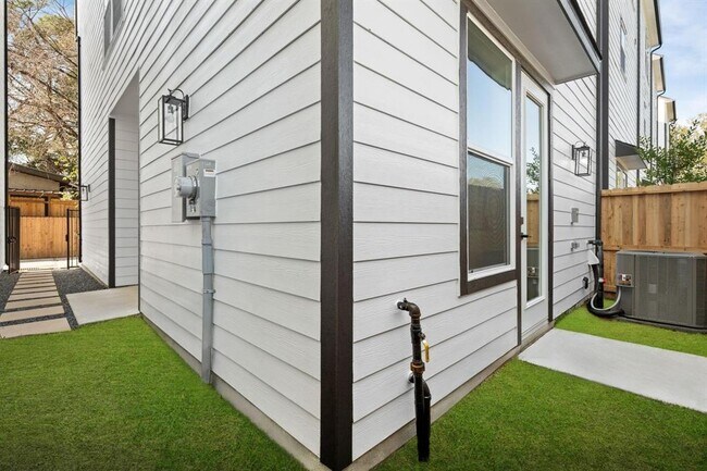 Building Photo - 905 Woodcrest Dr