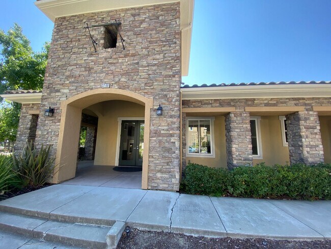 Building Photo - Dublin Ranch Villages,  Tri Level Townhome 2 Bed (both primary suites)  2.5 Ba., Clubhouse Pool, ...
