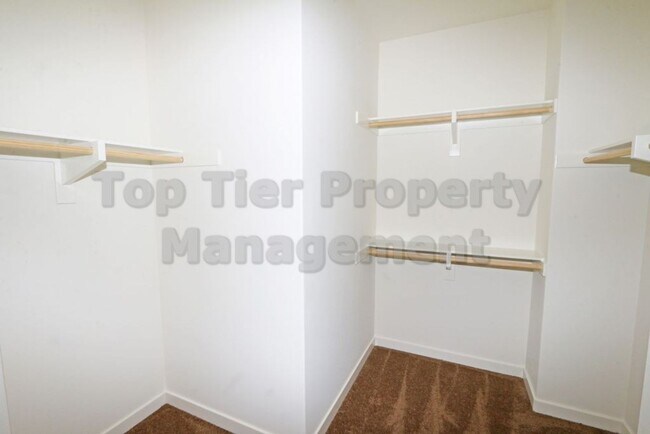 Building Photo - ***Charming 3 bed / 2.5 bath Townhome in O...