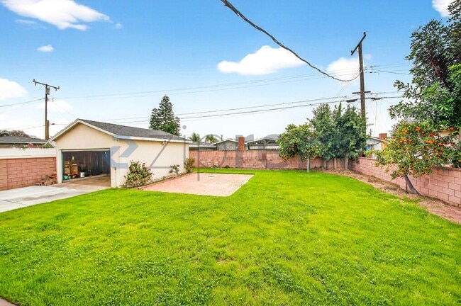 Building Photo - 1200 E Elgenia Ave