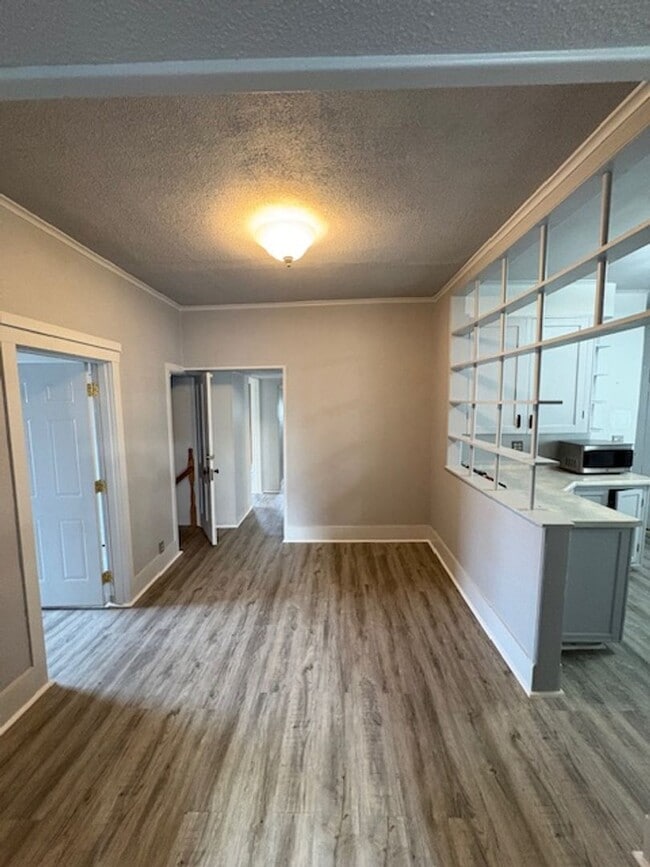 Building Photo - 901 NE Glen Oak Ave