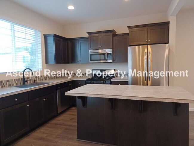 Building Photo - 3 Level End Unit Townhome with Newer Carpet, Open Floor Plan, 2 Balconies, 2 Car Attached Garage ...