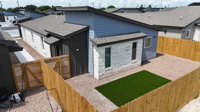 Building Photo - 712 Onyx Dr