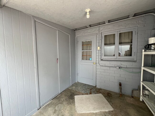 Building Photo - Furnished cozy 1 bedroom Duplex!