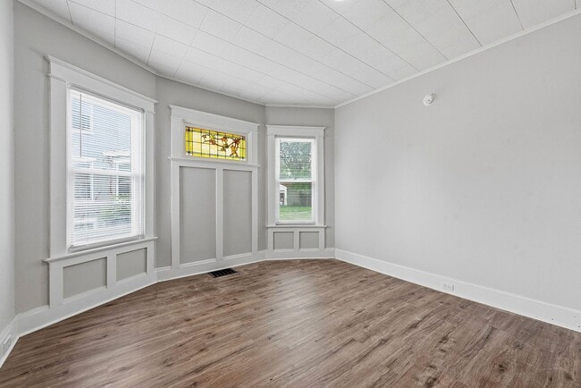 Building Photo - CHEVIOT: Charming 4 bed 2.5 bath 1 car detached garage