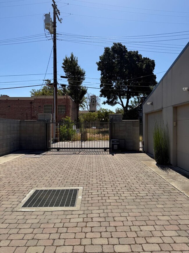 Building Photo - Rare Live/Work or Residential Opportunity in the Heart of North Oak Park!