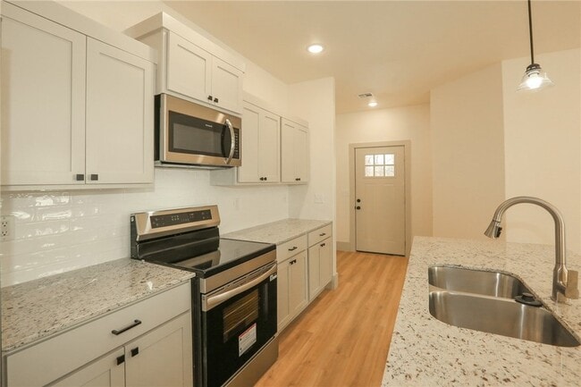 Building Photo - 655 N Genevieve Ave