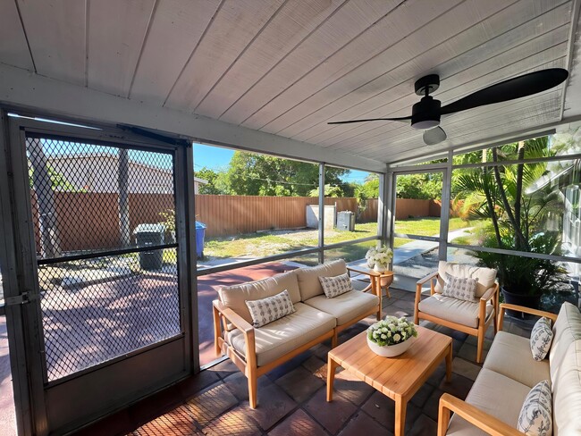 Building Photo - 919 Laurel Dr