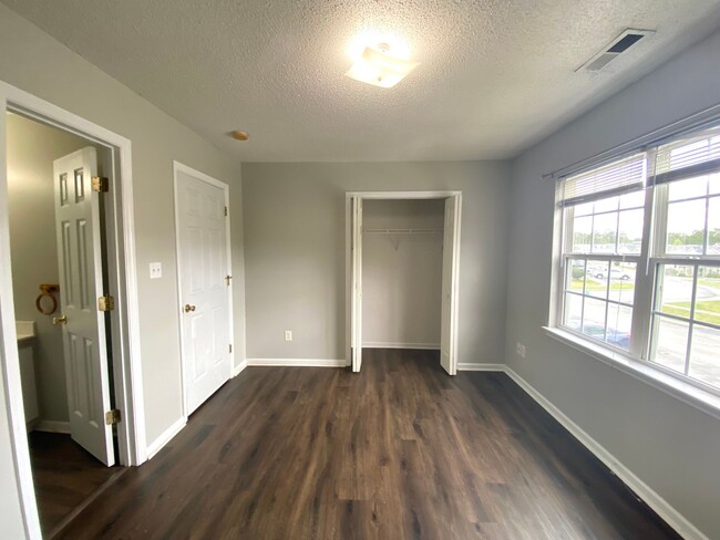 Building Photo - Well Maintained 2 Bedroom Townhome!