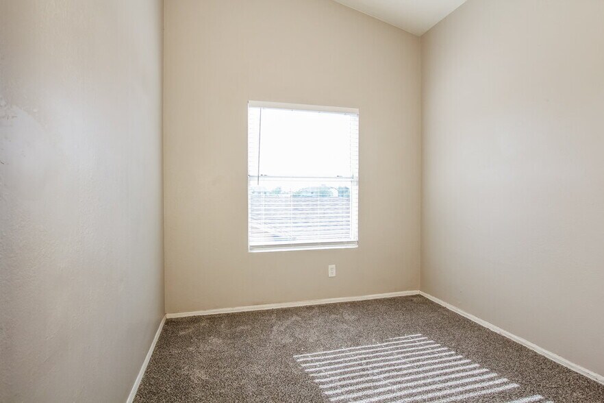 Building Photo - 8642 W Alvarado Rd