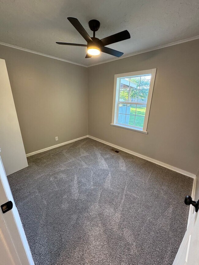 Building Photo - Mayo Meadow 3 Bed 1.5 Bath Cutie! Fully Up...
