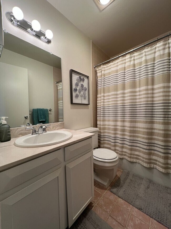 Building Photo - Spacious 4 Bed/3.5 Bath in Boulder - Available July 6th!