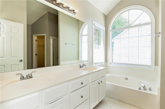 Building Photo - 118 Clarin Way