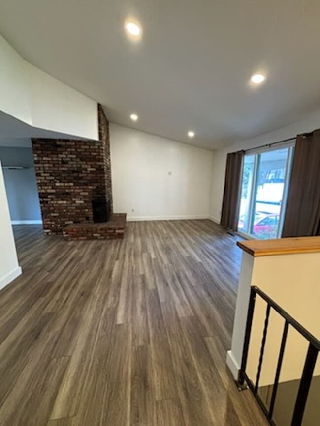 Building Photo - Unique duplex in post falls