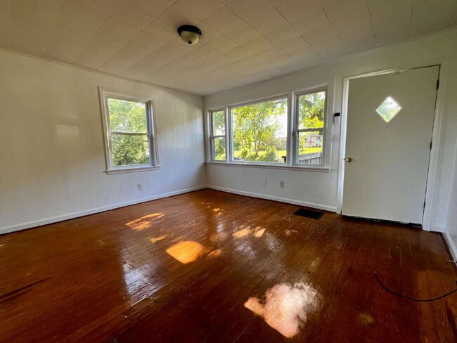 Building Photo - One Bedroom / One Bath Home on Large Lot