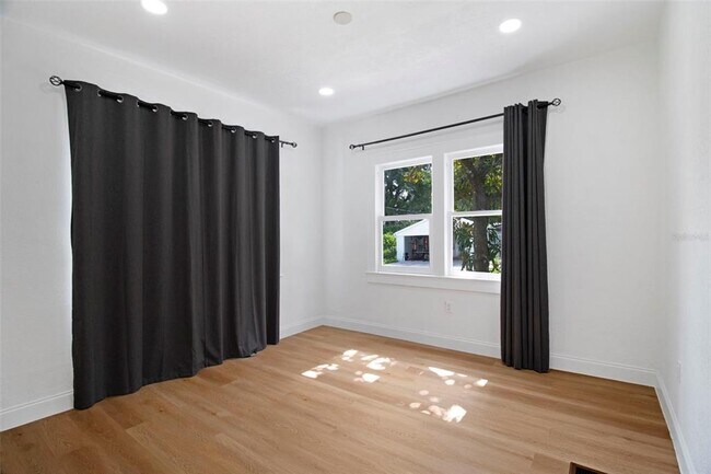 Building Photo - 1024 E Crenshaw St