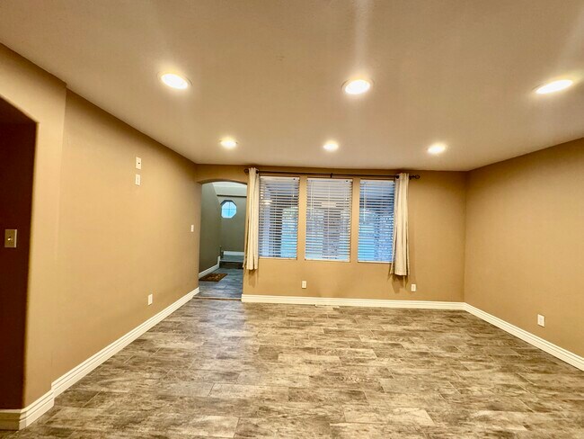 Building Photo - 781 Sherwood Dr