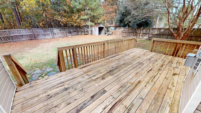 Building Photo - Open Floor Plan with Fenced Back Yard in L...