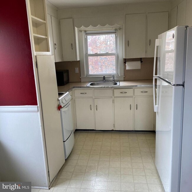 Building Photo - 328 S Broadway