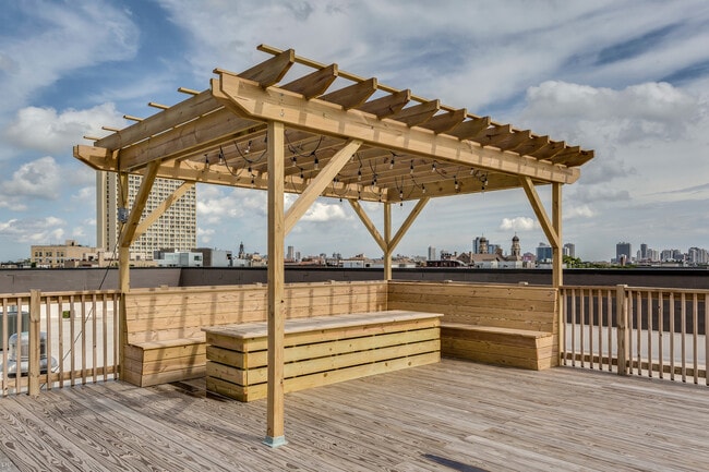 Building Photo - 1023 N Ashland Ave