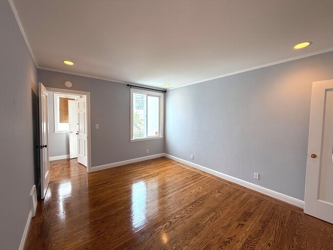 Building Photo - UPDATED BRIGHT 1500/ft 3BR/2BR+Bonus+1GR H...