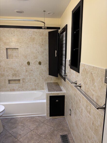 Upstairs Bathroom - 48 Hope Rd