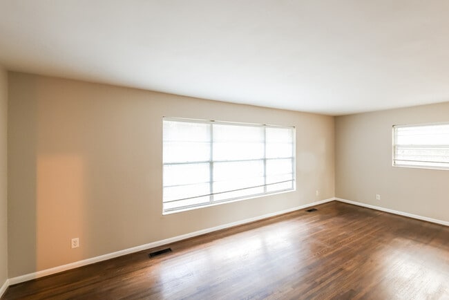 Building Photo - Bright and Spacious 3-Bedroom