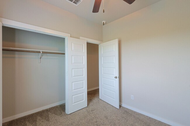 Building Photo - Large Modern Four Bedroom Duplex