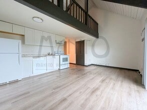 Building Photo - 30 E Graves Rd