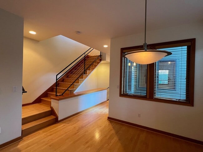 Building Photo - AUGUST RENT FREE with LIMITED SHOWINGS AVAILABLE on July 25th! - Gorgeous Townhome Style Condomin...