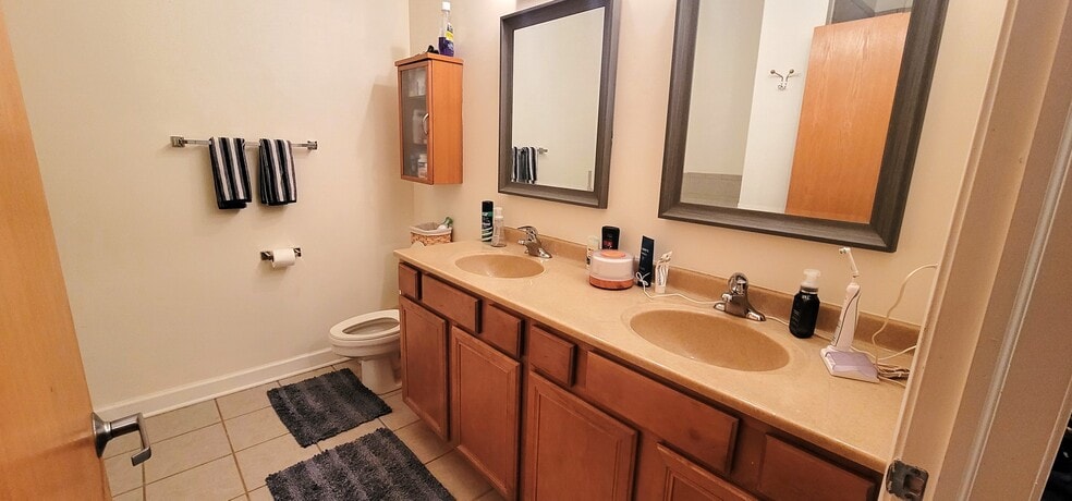 Building Photo - 221 E Cullerton St