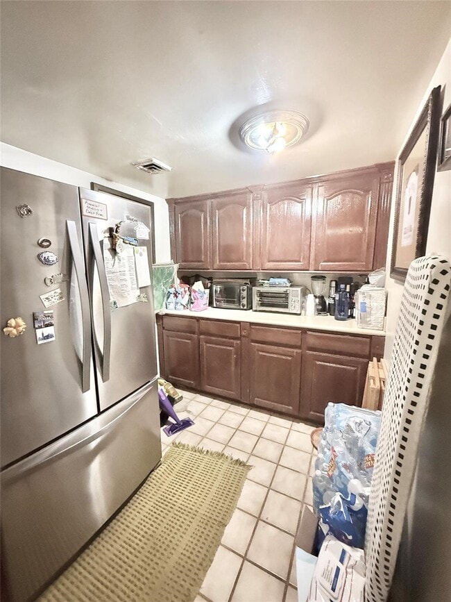 Building Photo - 2016 Main St