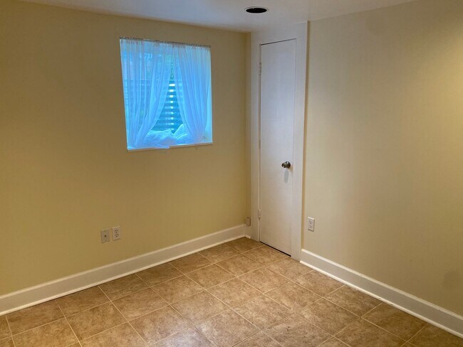 Building Photo - Arbor Lodge Bungalow!