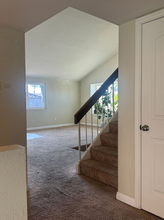 Building Photo - Very Spacious! 3Bed/2.5Bath w/solar panels! Close to Sweetwater Reservoir with plenty of trails!