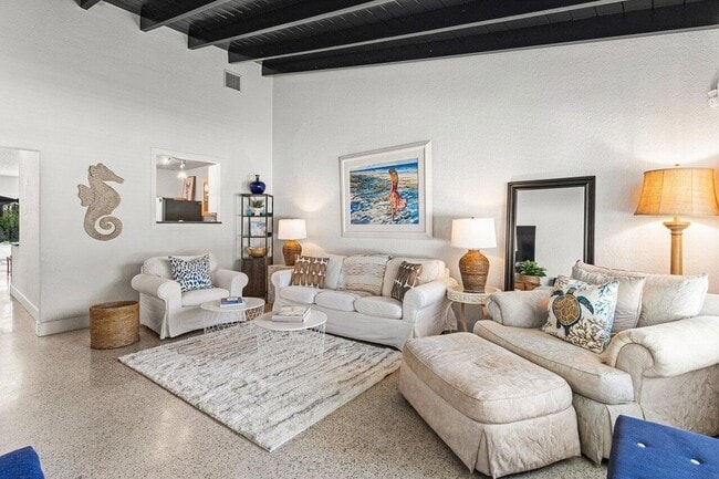 Building Photo - 340 NE 7th Ave