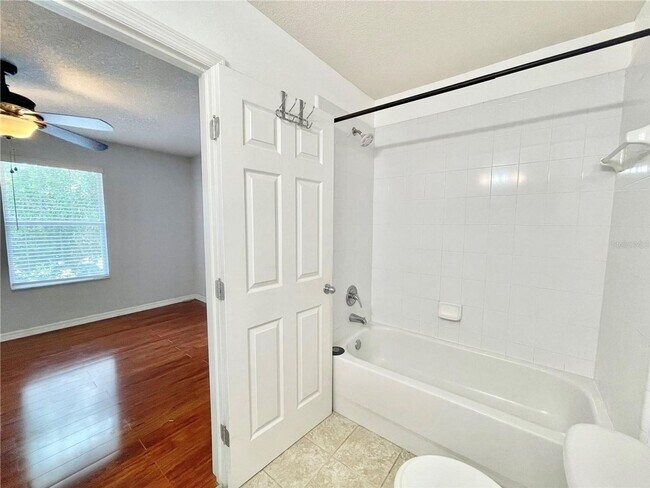Building Photo - Beautiful 3BR/2.5BA Corner Townhome in Hai...