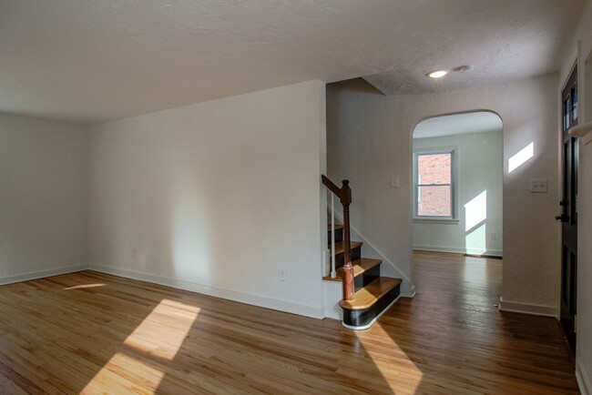 Building Photo - RENOVATED & READY FOR MOVE IN! COZY 2 BEDR...