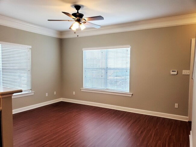 Building Photo - 3 bedroom townhome in gated community with...