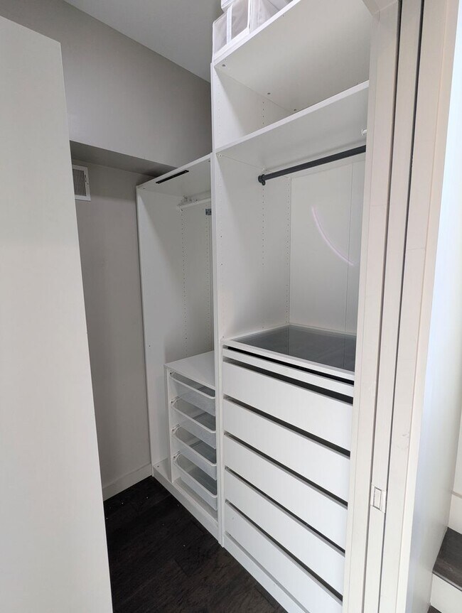 Building Photo - 3 Bedroom 2 Bathroom Single Family Home (L...