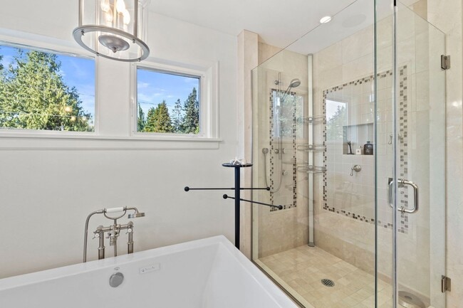 Building Photo - 4Bd/4.5Ba Medina House