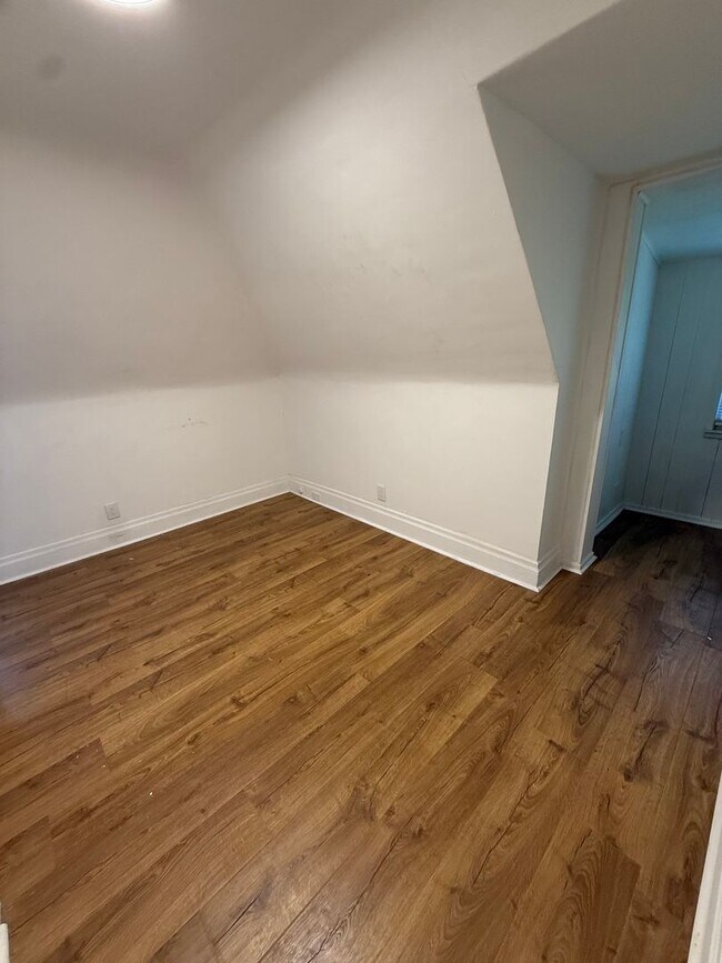 Building Photo - 204 Kismet St