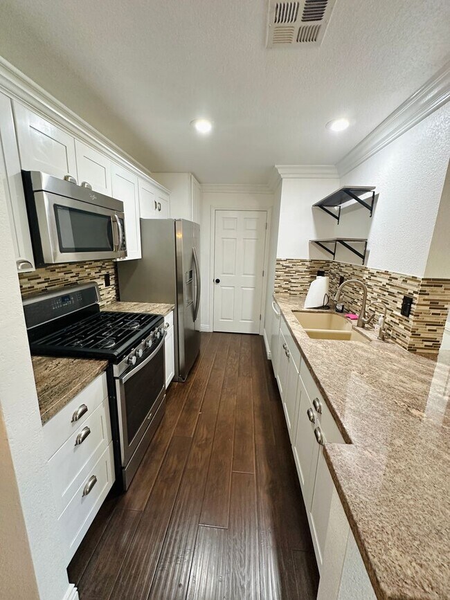 Building Photo - Beautiful 2 bed 2 bath condo in guard gated Residence at Canyon Gate community! Home features bea...