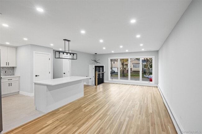 Building Photo - 2100 Beverly Way