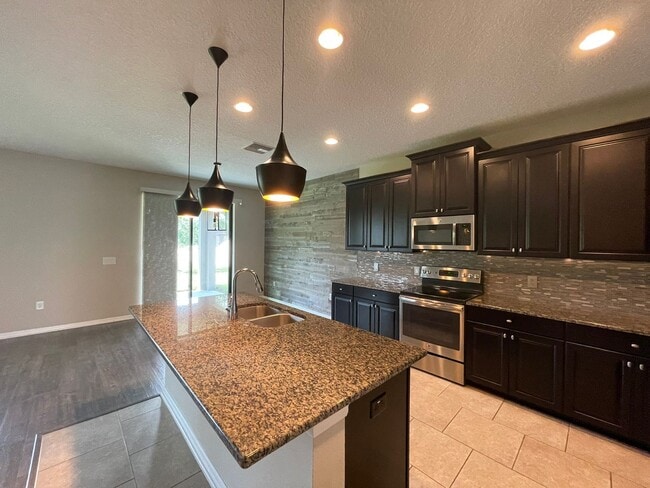 Building Photo - Open and Airy Home in Talavera