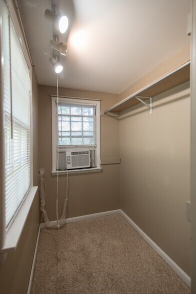 Building Photo - 2025 W Admiral Rd