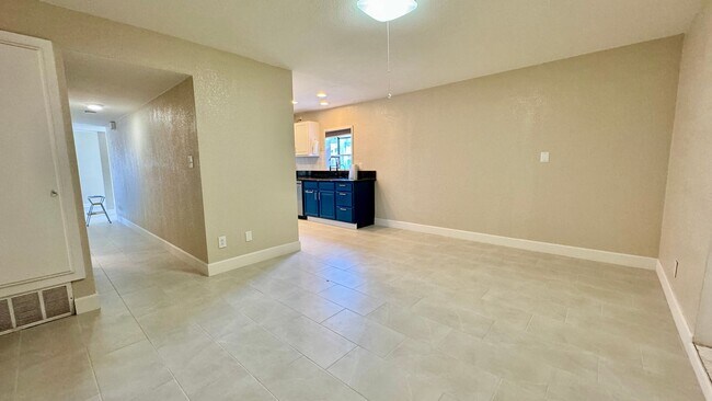 Building Photo - Gorgeous, renovated 4-bedroom home central...